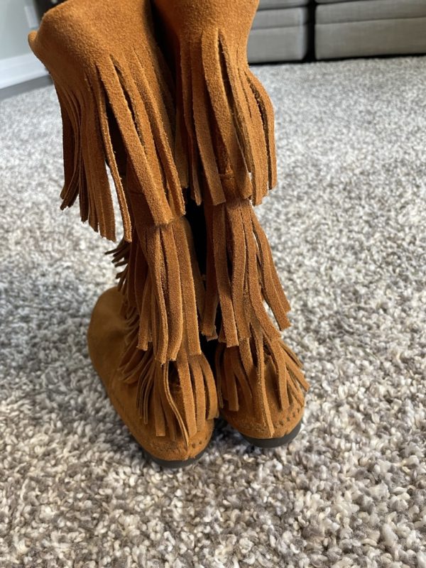 Almost NEW Minnetonka Women's 3-Layer Fringe Boot size 7 - Image 11