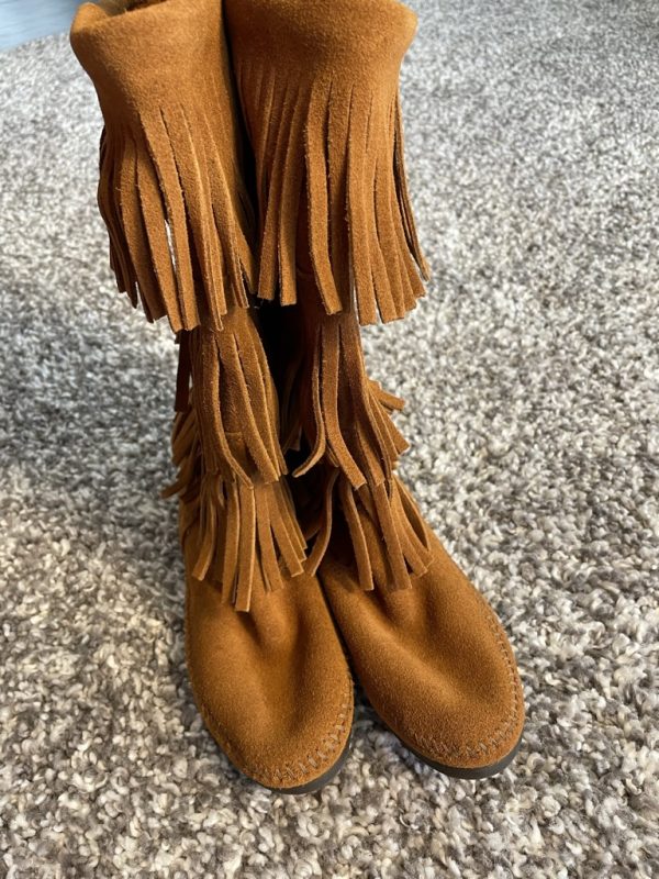 Almost NEW Minnetonka Women's 3-Layer Fringe Boot size 7 - Image 10