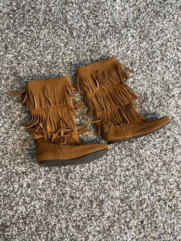 Almost NEW Minnetonka Women's 3-Layer Fringe Boot size 7 - Image 2