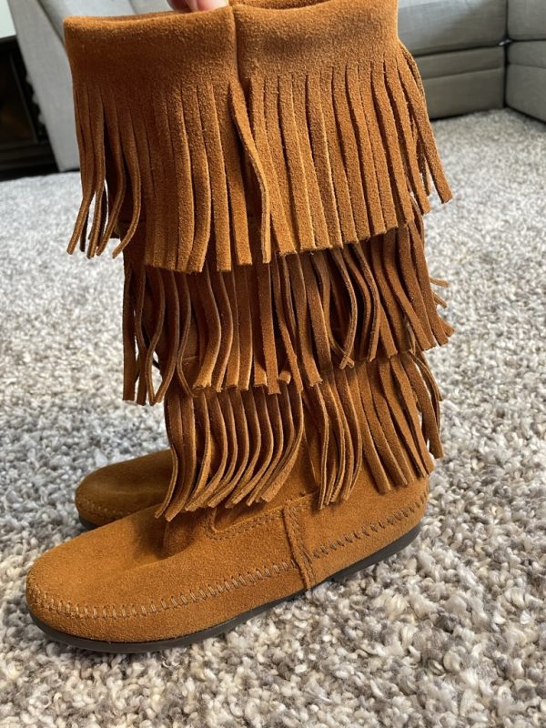 Almost NEW Minnetonka Women's 3-Layer Fringe Boot size 7 - Image 12