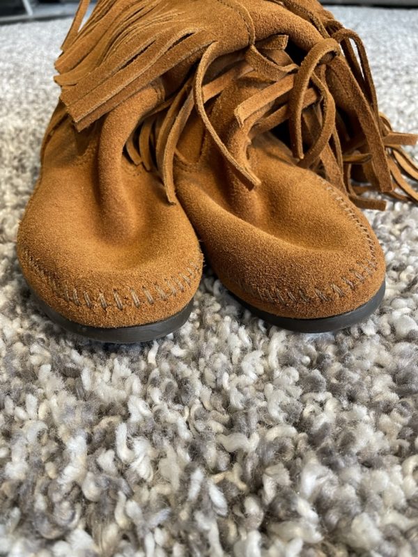 Almost NEW Minnetonka Women's 3-Layer Fringe Boot size 7 - Image 4