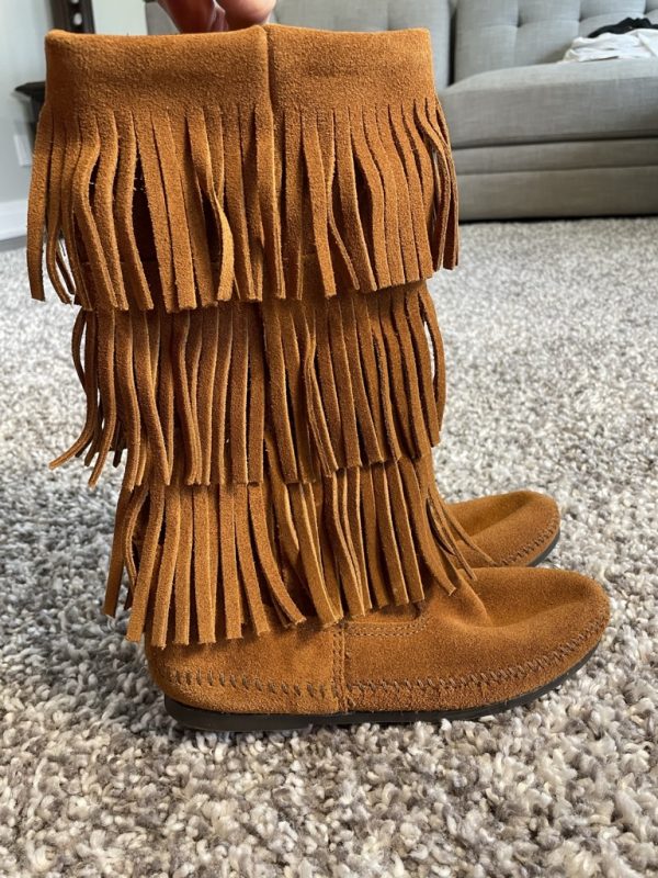 Almost NEW Minnetonka Women's 3-Layer Fringe Boot size 7